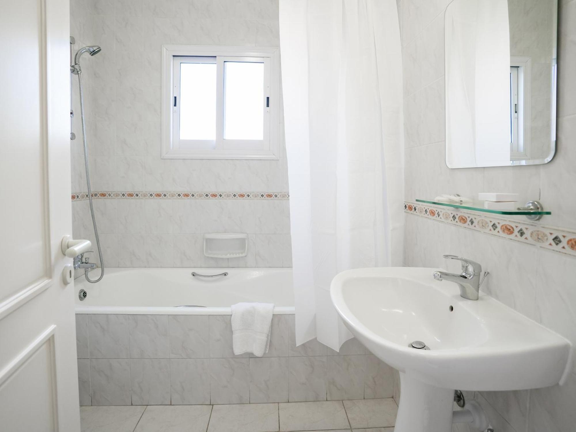 Appartement Resitour - Regina Gardens à Paphos Extérieur photo